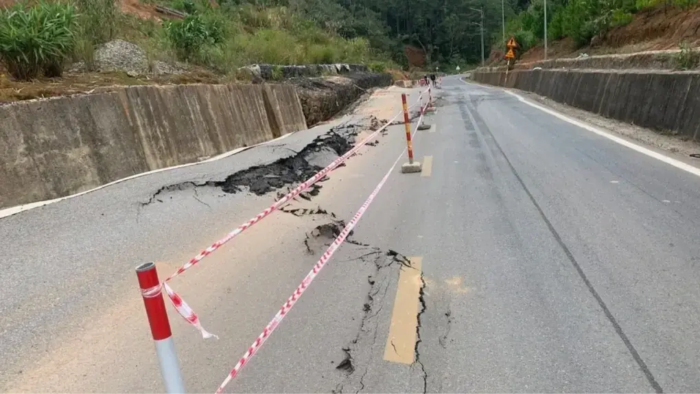 Quốc lộ 24 xuất hiện vết nứt dài gần 100m